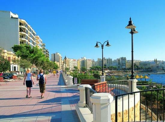 Cosy 1Br Penthouse With Terrace, Great Location Lägenhet Gzira Exteriör bild
